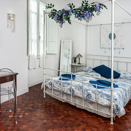 23 Bed & Breakfast *